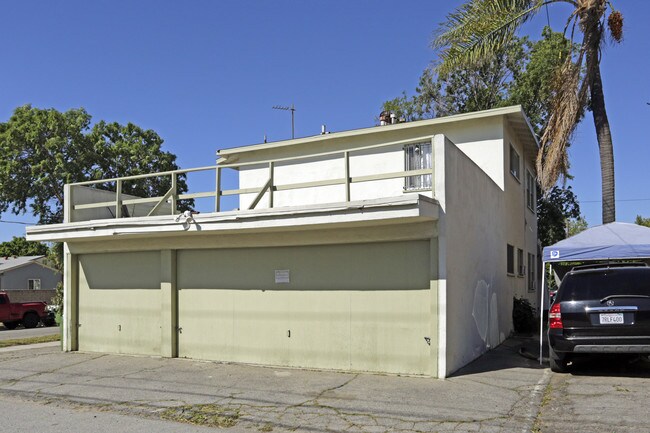 5900 Vineland Ave in North Hollywood, CA - Building Photo - Building Photo