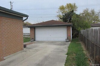 18044 Edgefield Dr in Clinton Township, MI - Building Photo - Building Photo