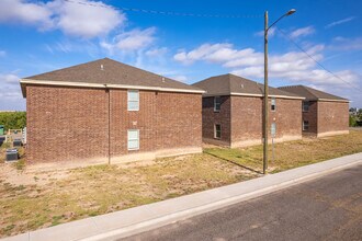 1203 S Gail Ave in Monahans, TX - Foto de edificio - Building Photo