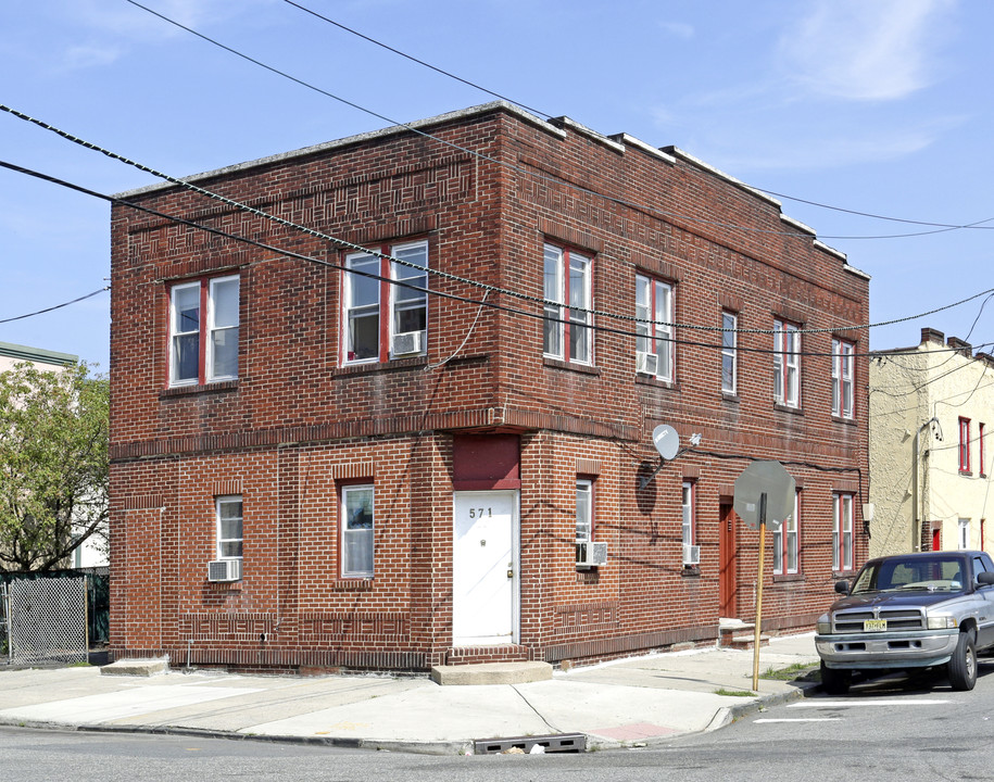 571 Jackson Ave in Elizabeth, NJ - Building Photo