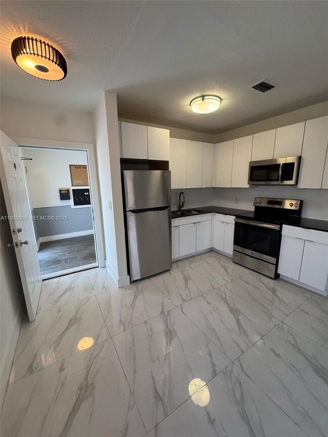 5731 NE 18th Ave in Fort Lauderdale, FL - Building Photo - Building Photo