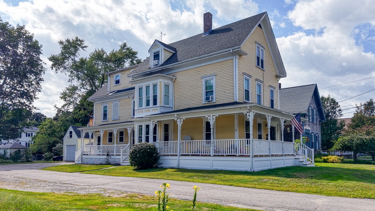 10 Barrows St, Unit 1 in Middleboro, MA - Building Photo