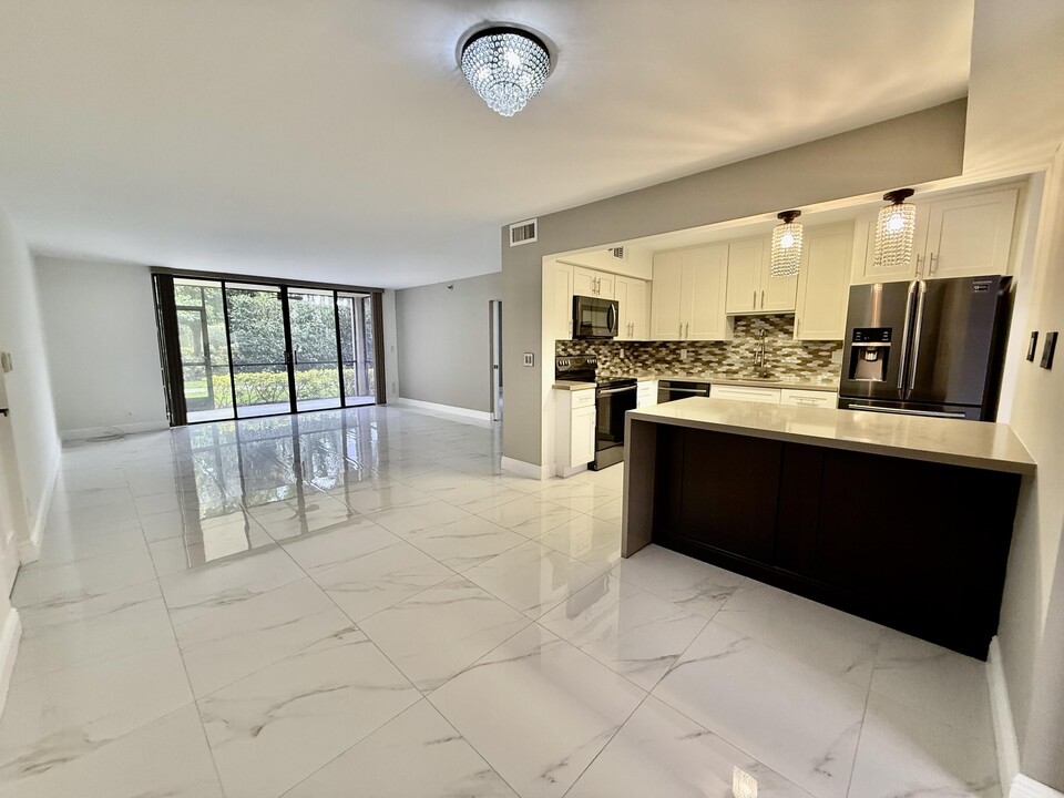 7564 Regency Lake Dr in Boca Raton, FL - Building Photo