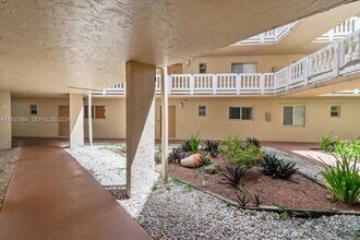 17000 NW 67th Ave in Hialeah, FL - Foto de edificio - Building Photo