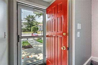 28 Marigold Cir in North Providence, RI - Foto de edificio - Building Photo