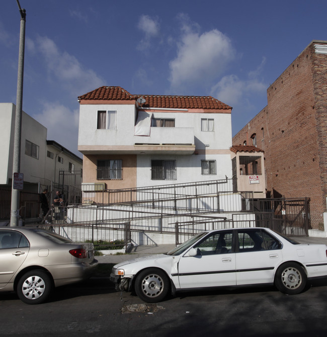 5617 Lexington Ave in Los Angeles, CA - Foto de edificio - Building Photo