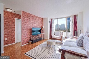 4801 Fairmont Ave in Bethesda, MD - Building Photo