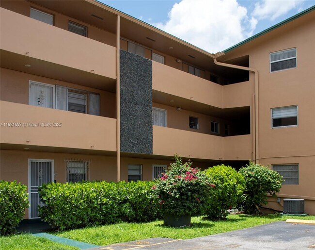 110 Royal Palm Rd in Hialeah Gardens, FL - Building Photo - Building Photo