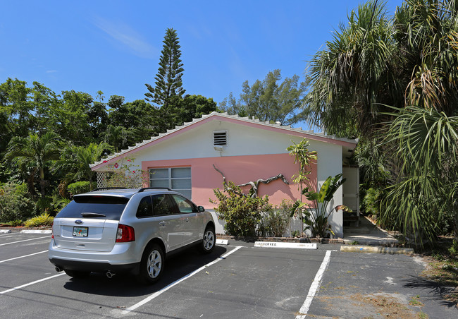 2057 NE 9th Ave in Wilton Manors, FL - Building Photo - Building Photo