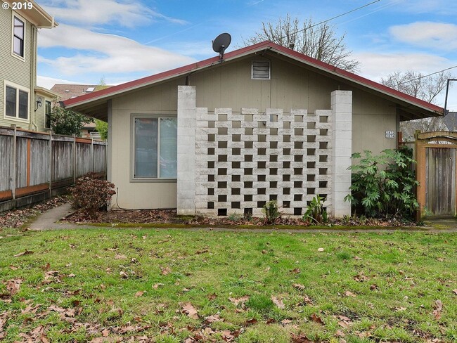 2872-2874-2874 SE Francis St in Portland, OR - Building Photo - Building Photo