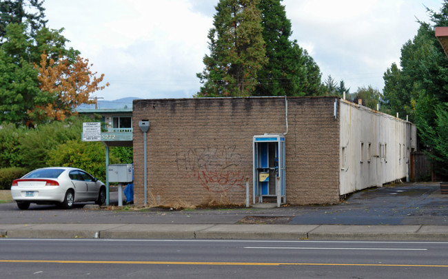 5272 Main St in Springfield, OR - Foto de edificio - Building Photo