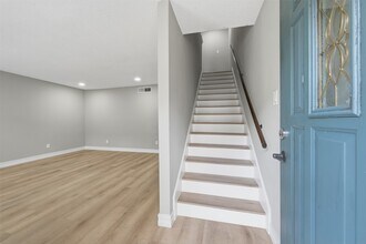 9261 Westwood Village Dr in Houston, TX - Building Photo - Building Photo