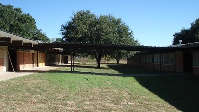 Columbus Village Apartments in Hearne, TX - Building Photo - Building Photo