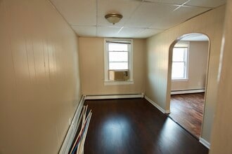 72 Wales Ave, Unit FL2 in Jersey City, NJ - Foto de edificio - Building Photo