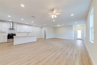 233 N Pine Ave in Oviedo, FL - Building Photo - Building Photo