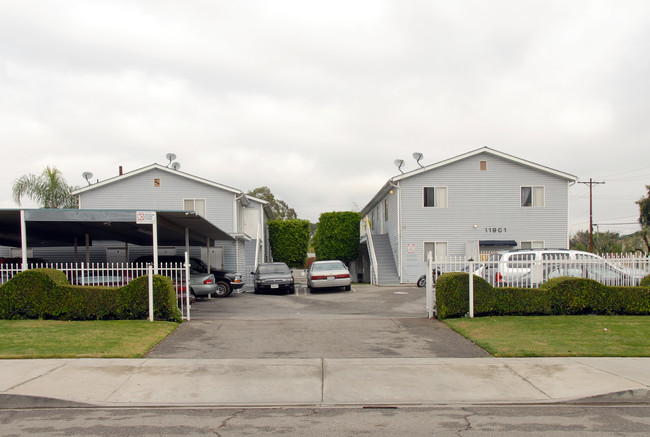 Valerio Villas in North Hollywood, CA - Foto de edificio - Building Photo