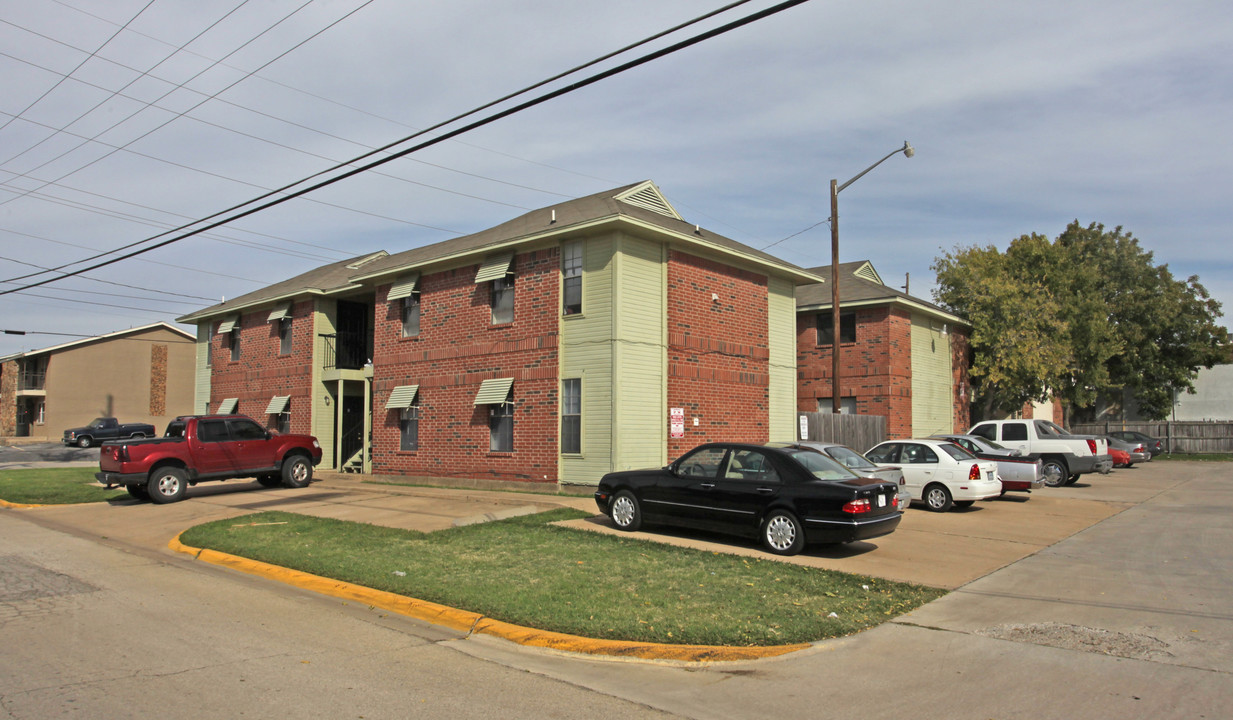 2221-2225 Stella St in Denton, TX - Building Photo