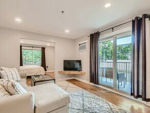 2100 Ridge Dr, Unit 21 in Minneapolis, MN - Building Photo - Building Photo