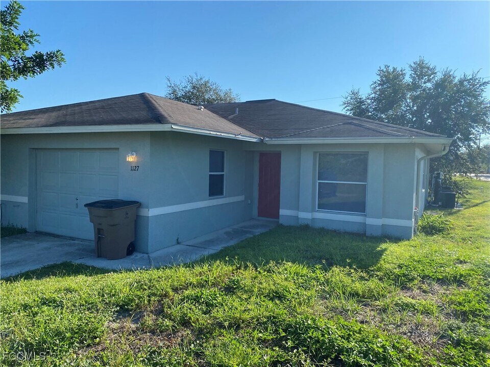 1127 Gilbert Ave S in Lehigh Acres, FL - Building Photo