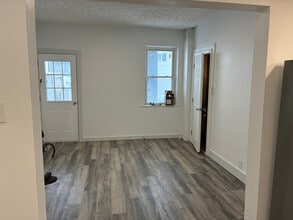 110 E Madison Ave, Unit B in Vandergrift, PA - Building Photo - Building Photo