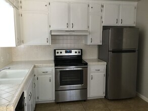 1041 Cherry Ln in Clovis, CA - Building Photo - Building Photo
