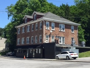 32 Market St in Wappingers Falls, NY - Foto de edificio - Building Photo