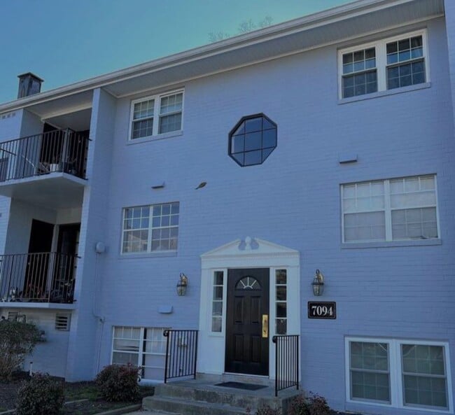 7094 Spring Garden Dr, Unit 101 in Springfield, VA - Foto de edificio - Building Photo
