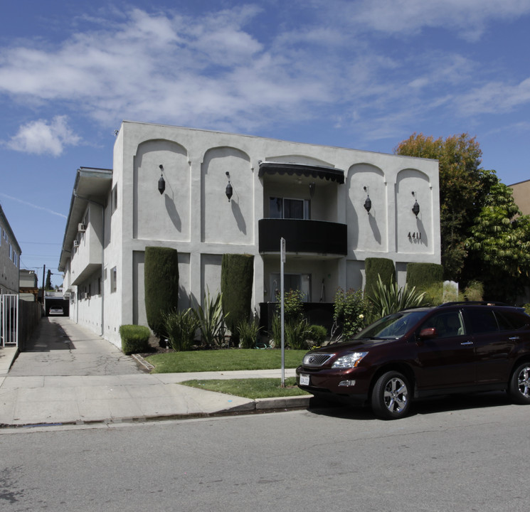 4411 Ventura Canyon Ave in Sherman Oaks, CA - Building Photo