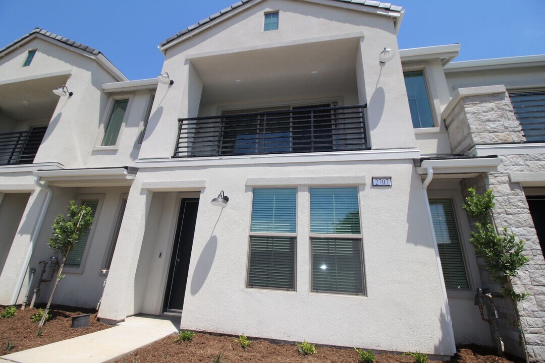 2707 E Tamarind Dr in Fresno, CA - Building Photo