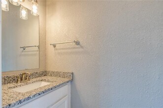 402 E Hemlock St in Rogers, AR - Building Photo - Building Photo