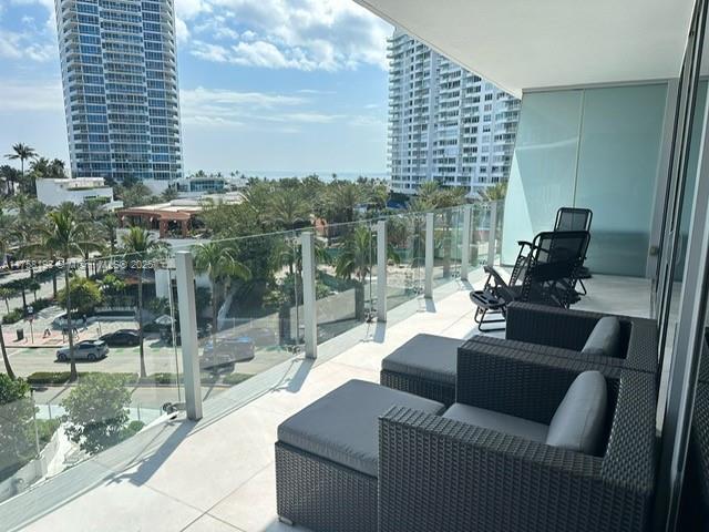 1 Collins Ave in Miami Beach, FL - Building Photo - Building Photo