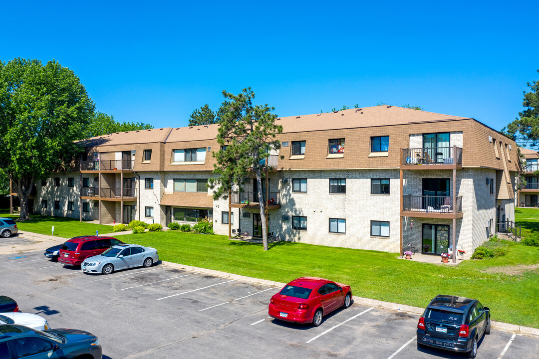 Pine Point Apartments in Coon Rapids, MN - Building Photo