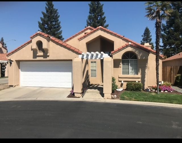 645 E Champlain Dr in Fresno, CA - Building Photo