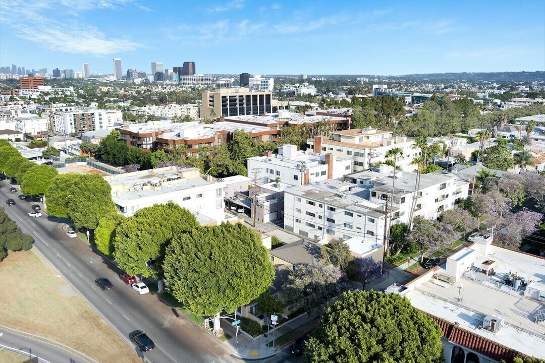 332 N La Peer Dr in Beverly Hills, CA - Building Photo