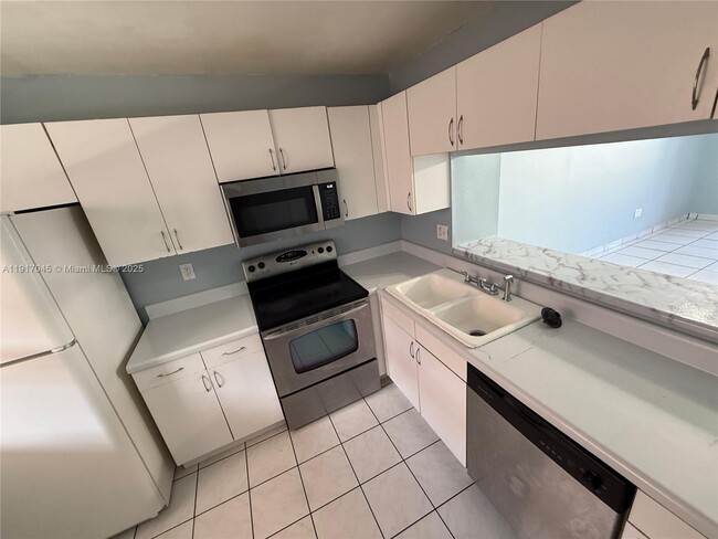 19761 SW 114th Ave in Miami, FL - Building Photo - Building Photo