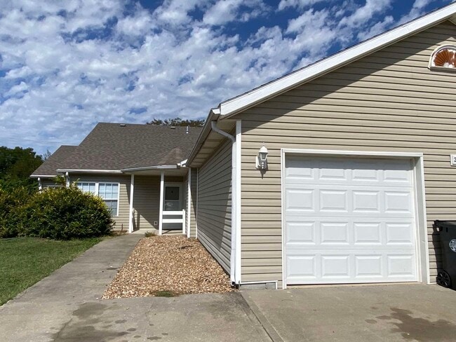 2127 Highridge Dr, Unit A in Pleasant Hill, MO - Foto de edificio - Building Photo