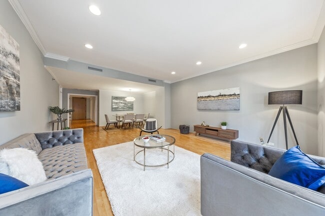 680 N Lake Shore Dr, Unit 1011 in Chicago, IL - Building Photo - Building Photo