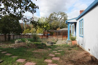 1010 S Cloverdale Blvd in Cloverdale, CA - Foto de edificio - Building Photo