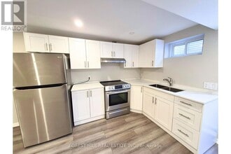 136 Esther Crescent in Vaughan, ON - Building Photo - Building Photo