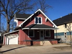 1042 Main St in Eau Claire, WI - Building Photo