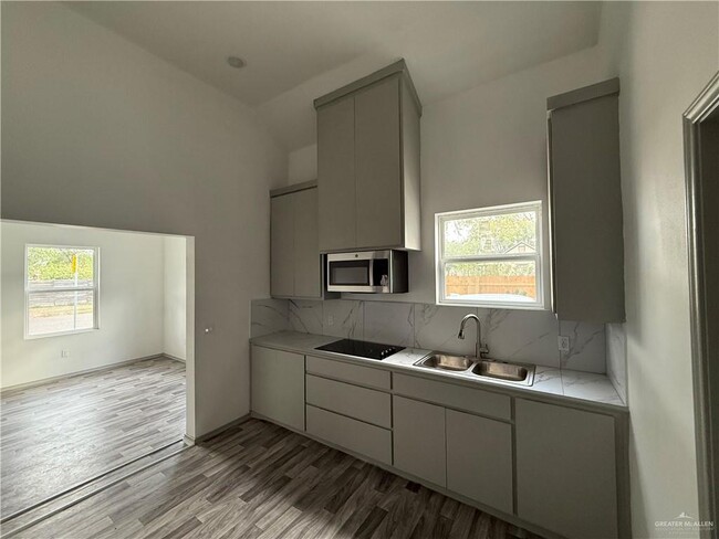 8 Miller Ave in Mission, TX - Foto de edificio - Building Photo