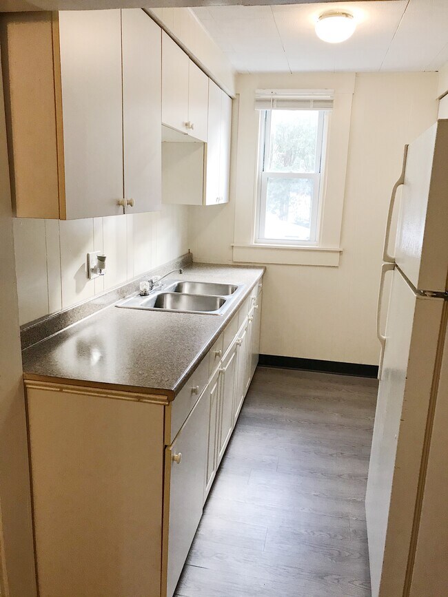 241 Candia Rd in Manchester, NH - Building Photo - Building Photo