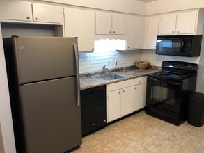 8328 Karam Blvd, Unit 1 in Warren, MI - Foto de edificio - Building Photo