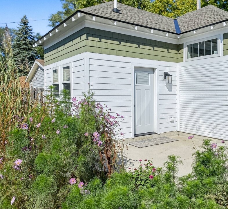 231 W 17th St in Holland, MI - Building Photo