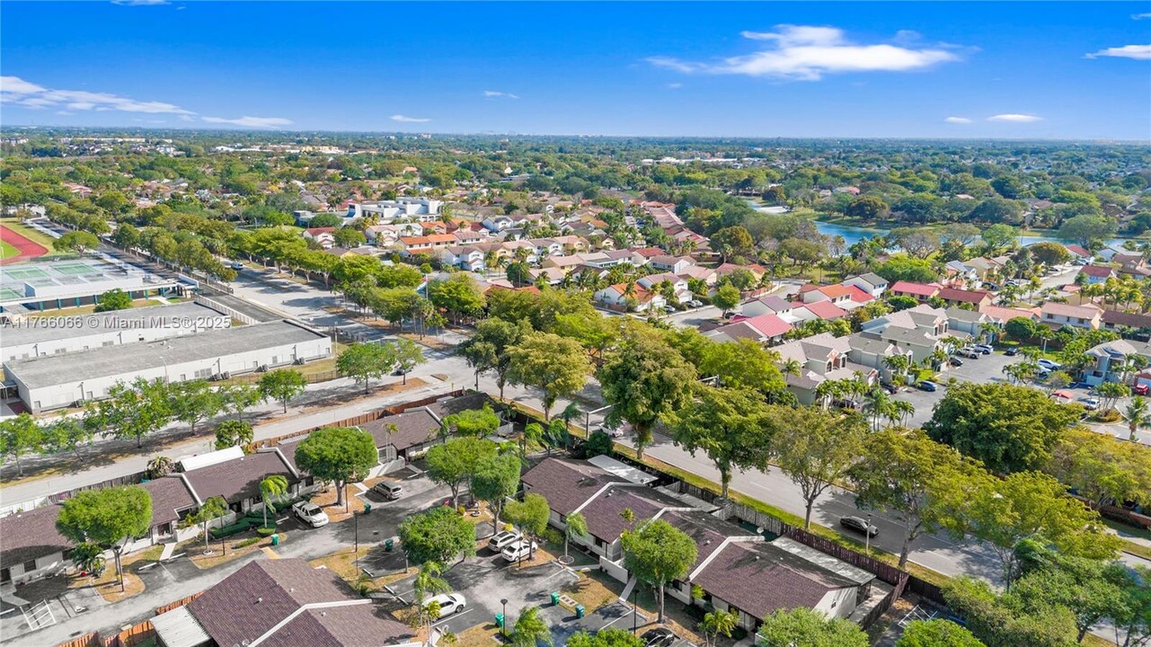 9670 SW 152nd Ave in Miami, FL - Foto de edificio