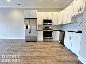 927 W Irving Park Rd in Chicago, IL - Building Photo - Building Photo