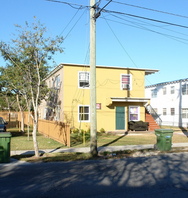 328 NW 2nd Ave in Homestead, FL - Foto de edificio - Building Photo