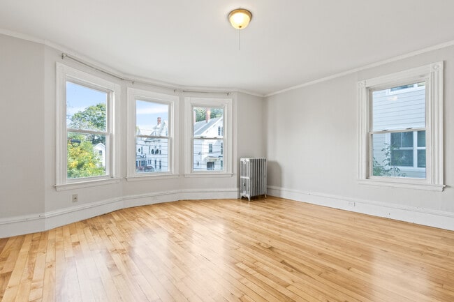 30 Cutts Ave, Unit 2 in Saco, ME - Foto de edificio - Building Photo