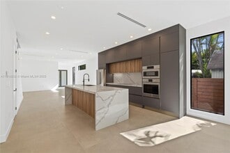 3026 Aviation Ave in Miami, FL - Building Photo - Building Photo