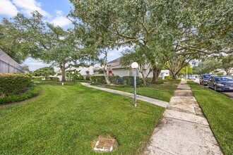 7092 Greenway Chase St in Houston, TX - Building Photo - Building Photo